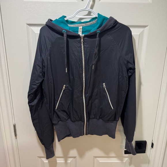 Lululemon - Swell Reversible Jacket, Size 6, Gray/Teal Colour - Picture 4 of 7